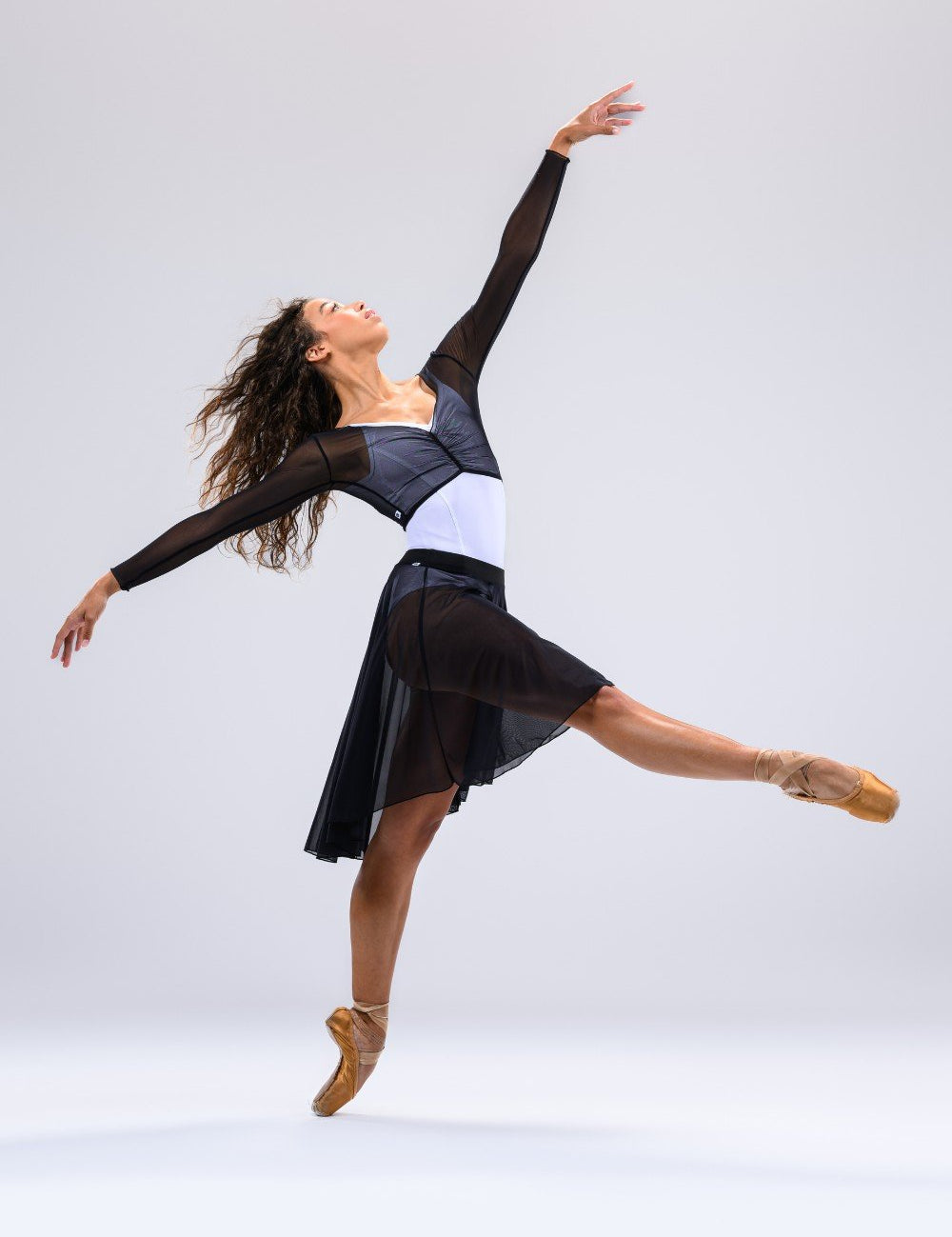 EMMA-Core-Black-Model-1.jpg